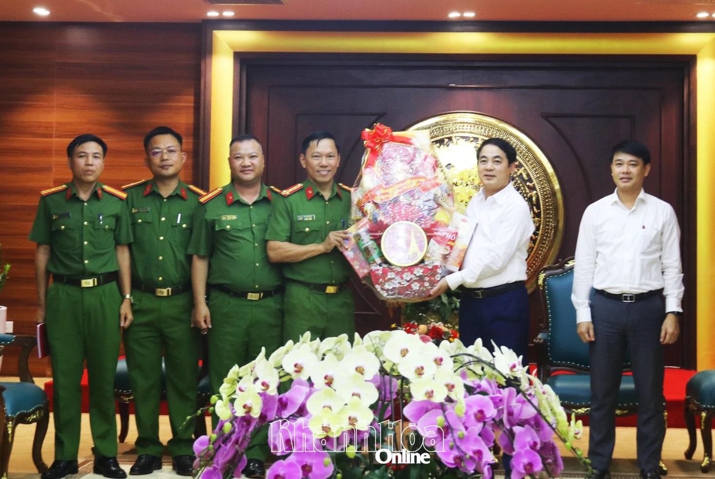 Trung đoàn Cảnh sát cơ động Nam Trung Bộ chúc Tết Thường trực Tỉnh ủy Khánh Hòa