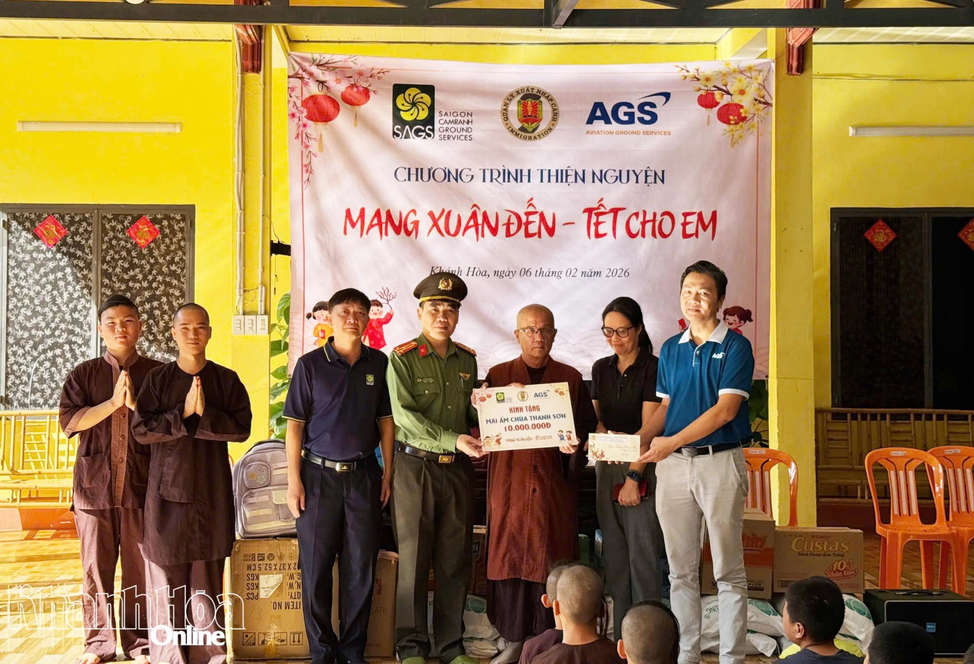 Tặng quà Tết cho trẻ em khuyết tật, người già neo đơn tại 2 cơ sở nhân ái