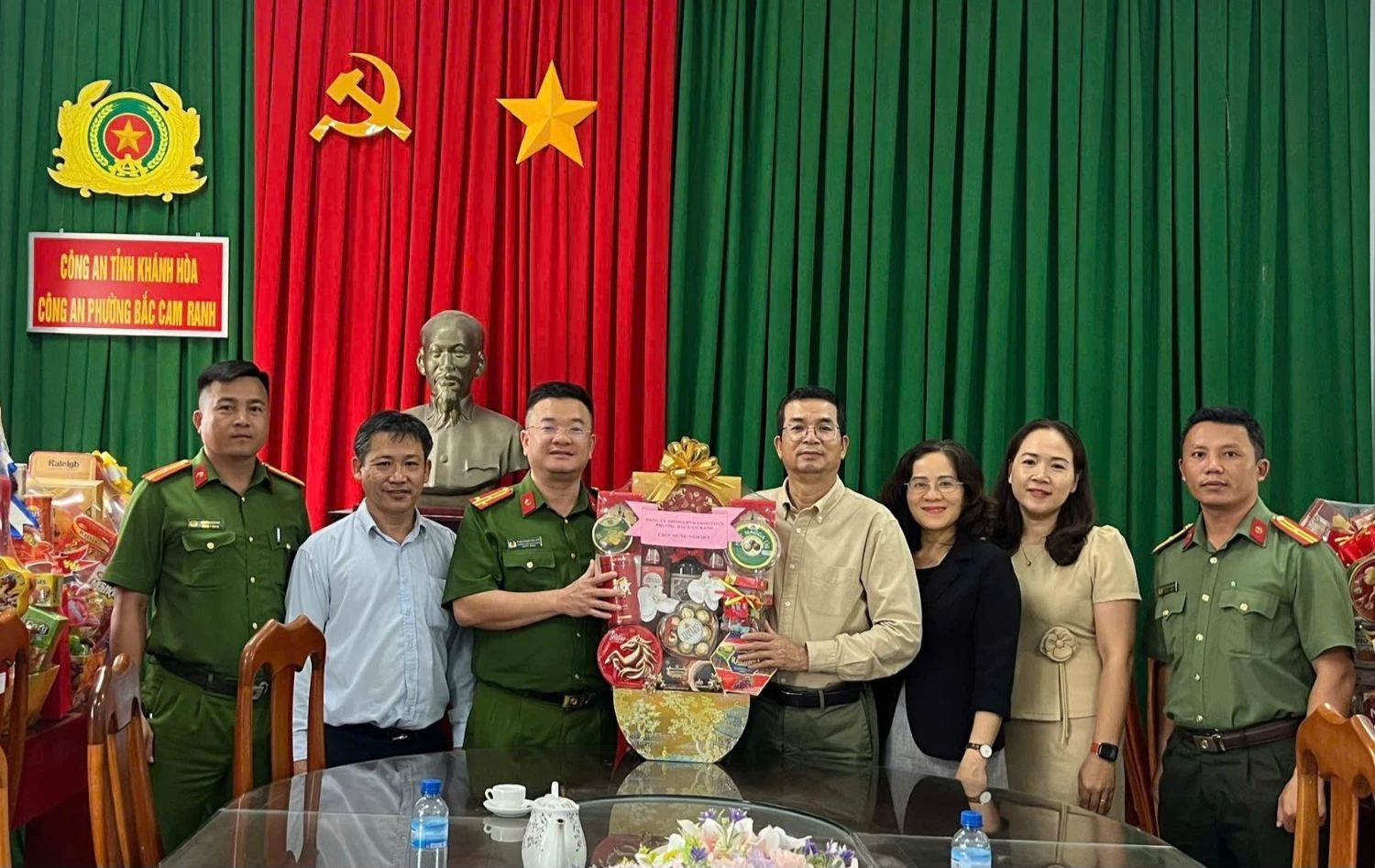 Phường Bắc Cam Ranh thăm, tặng quà các đơn vị làm nhiệm vụ dịp Tết