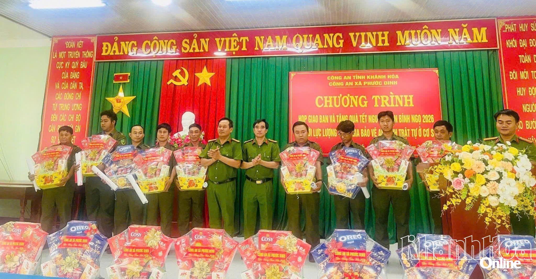 Công an xã Phước Dinh gặp mặt, tặng quà Tết cho lực lượng tham gia bảo vệ an ninh trật tự ở cơ sở