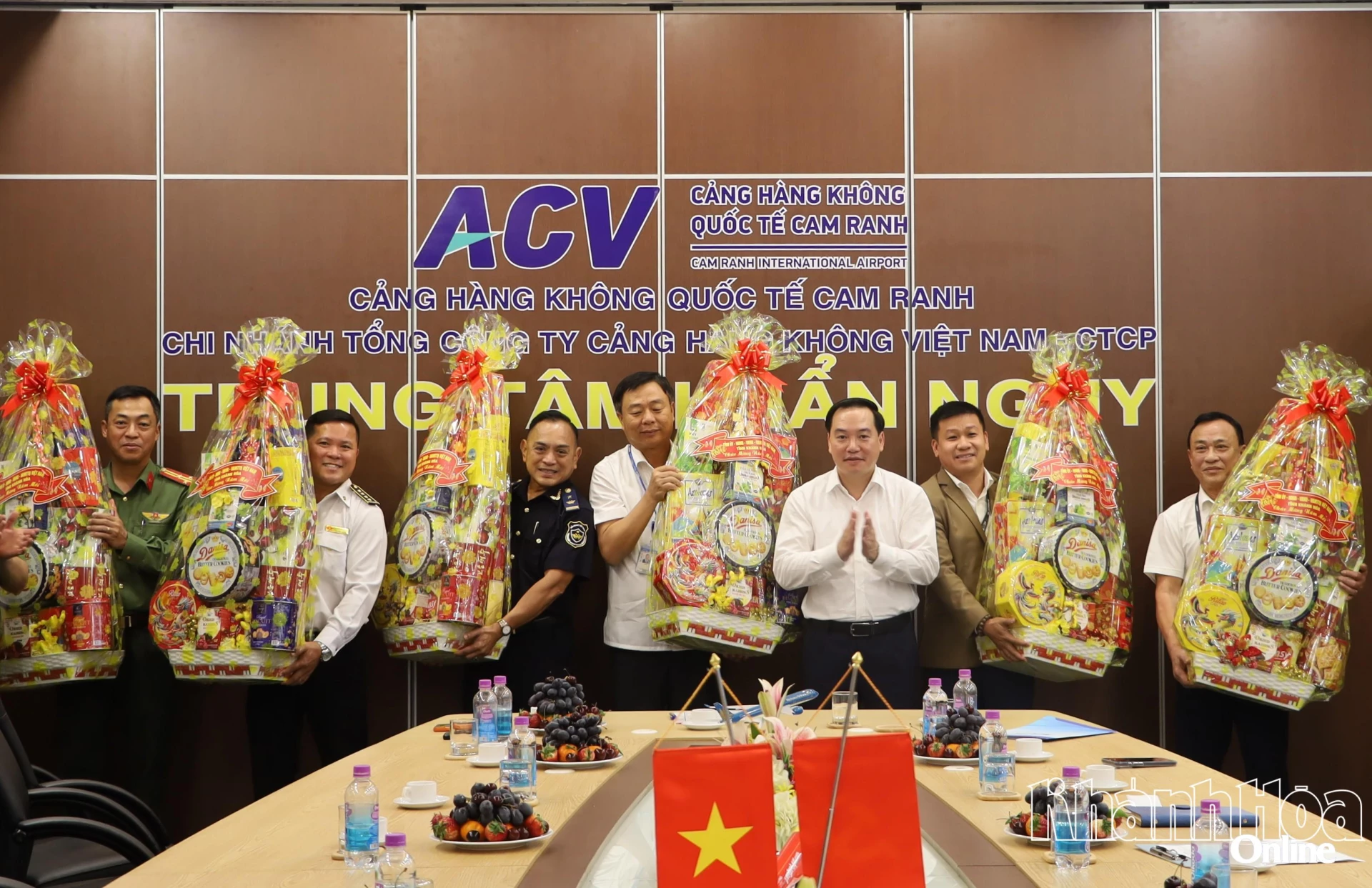 Phó Bí thư Thường trực Tỉnh ủy Hồ Xuân Trường thăm, chúc Tết các đơn vị trực chiến tại Cảng Hàng không quốc tế Cam Ranh