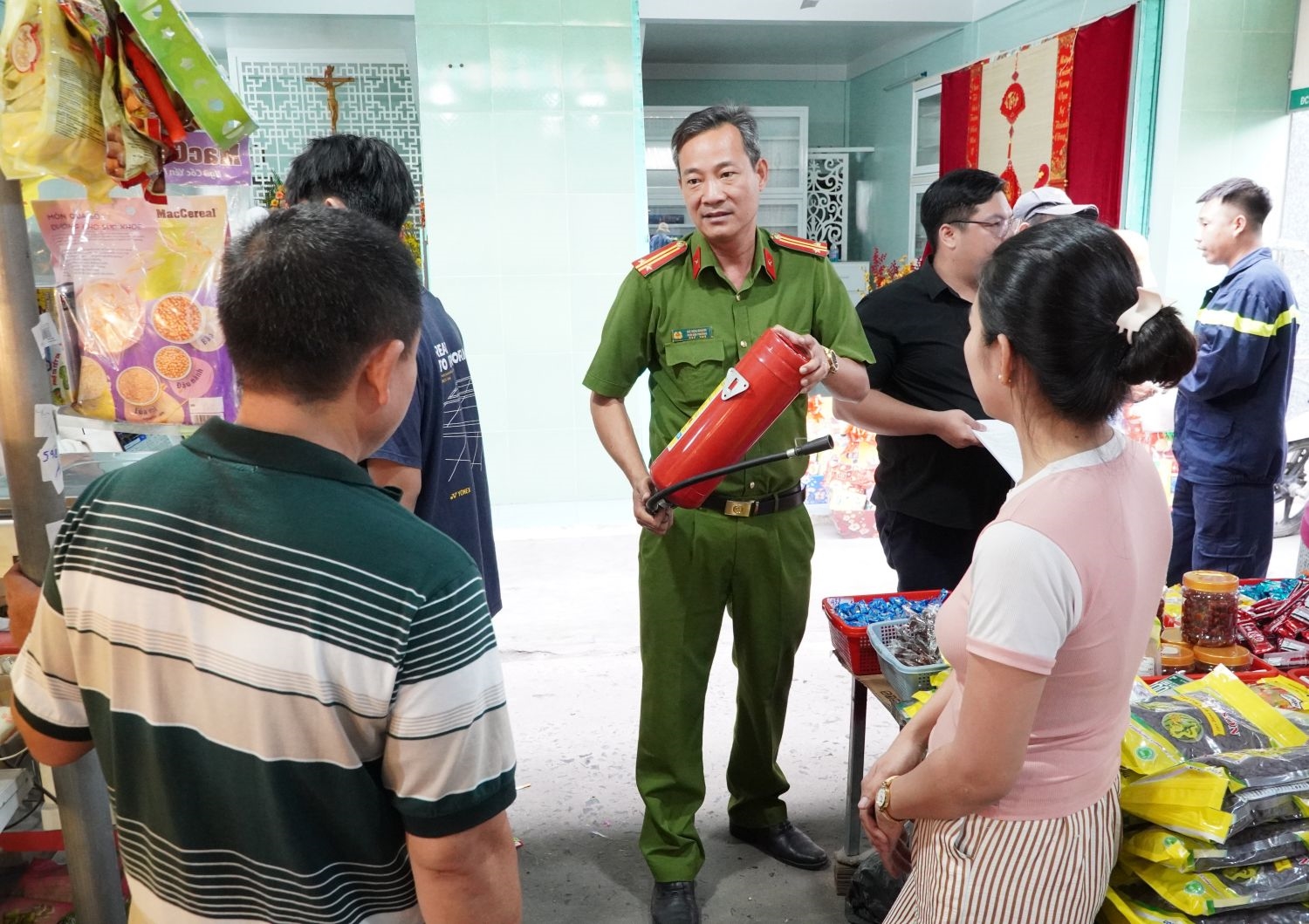 Xã Cam Lâm tuyên truyền phòng cháy, chữa cháy và cứu nạn, cứu hộ tại chợ Cam Đức