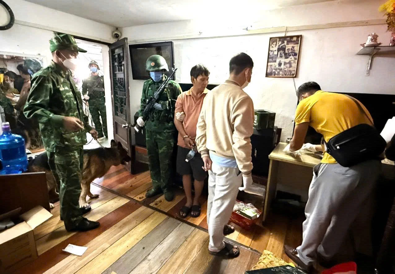 Bắt giữ 2 đối tượng có hành vi mua bán trái phép chất ma túy