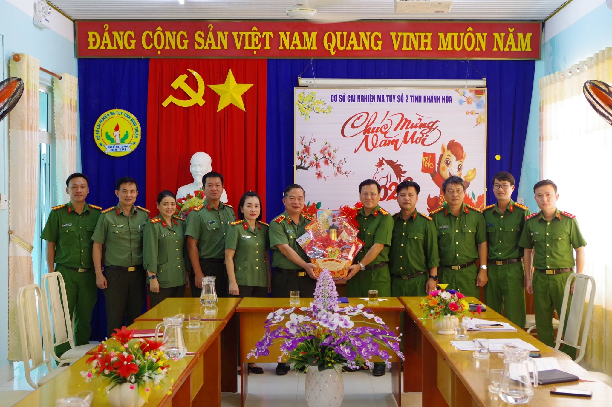 Thiếu tướng Nguyễn Hữu Phước kiểm tra công tác trực và tặng quà tại Trung tâm cai nghiện cơ sở 2