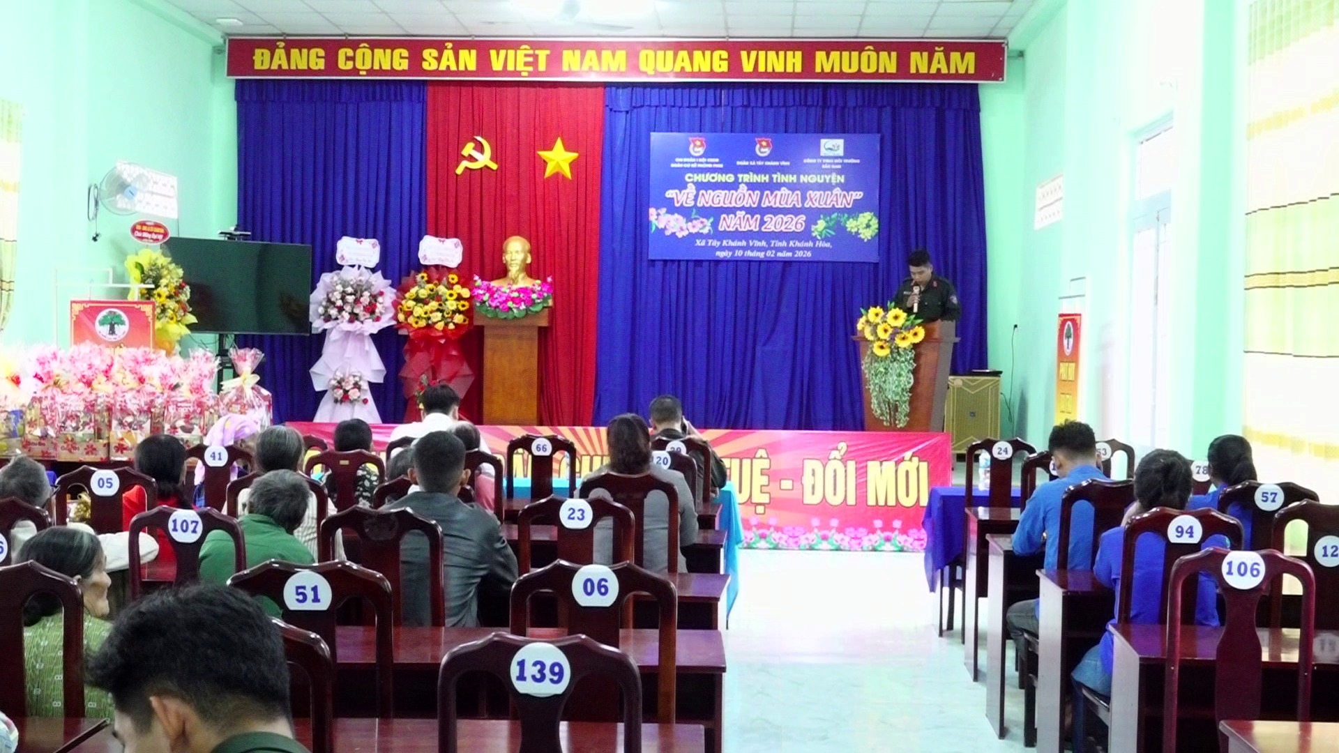 Chi đoàn 1, Phòng Cảnh sát cơ động thăm tặng quà cho các hộ gia đình, học sinh khó khăn