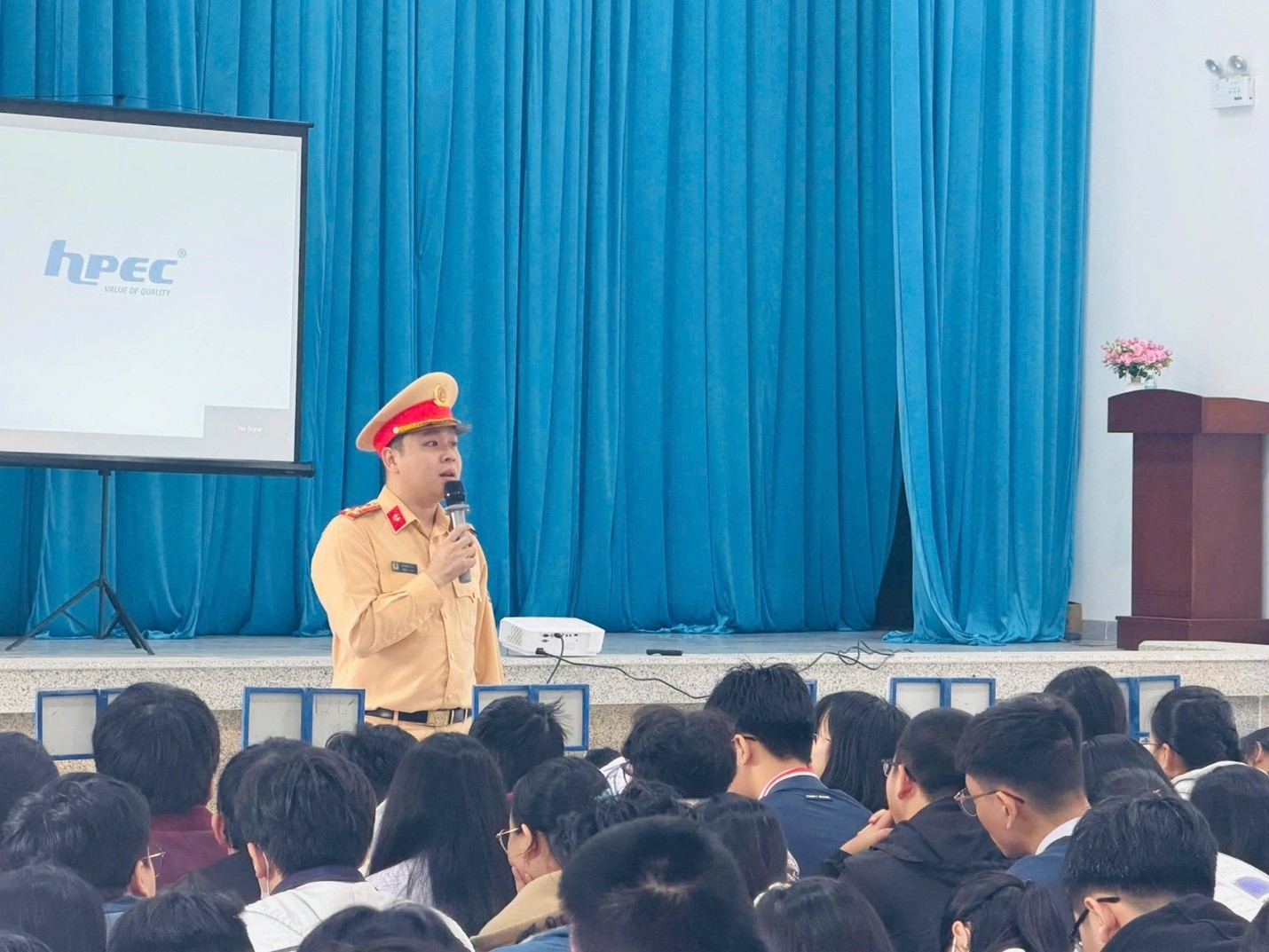 Phòng Cảnh sát giao thông Khánh Hoà tuyên truyền luật trật tự an toàn giao thông