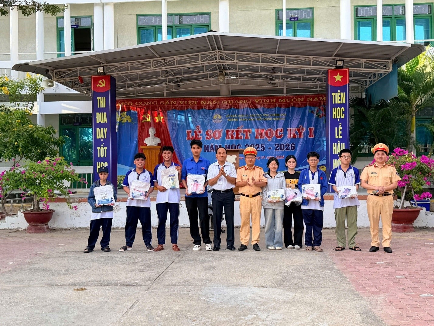 Phòng Cảnh sát giao thông Công an tỉnh Khánh Hòa tuyên truyền pháp luật tại Trường THPT Ninh Hải