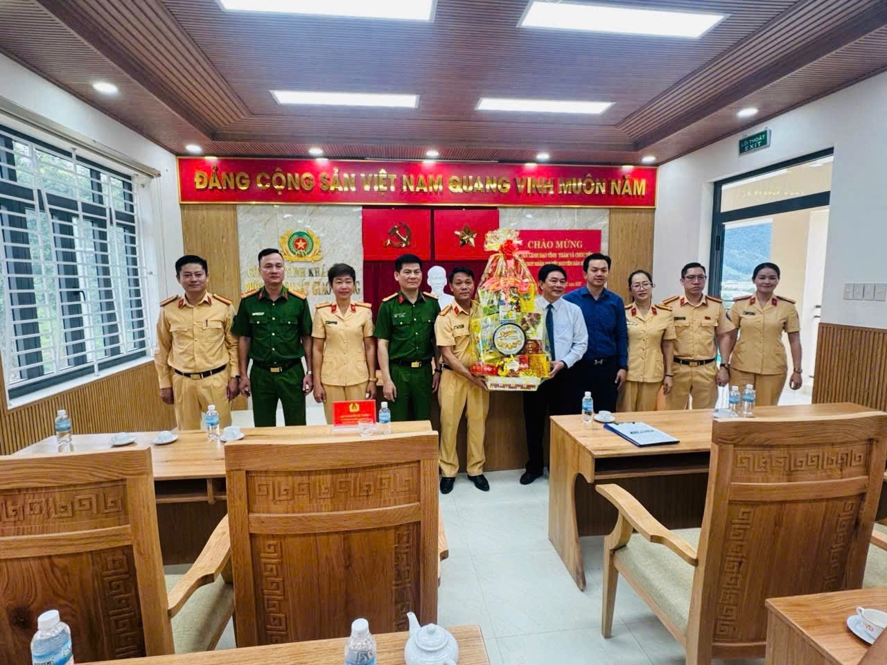 Đồng chí Lữ Thanh Hải, phó chủ tịch HĐND tỉnh Khánh Hòa đến thăm, chúc tết cán bộ, chiến sĩ phòng cảnh sát giao thông