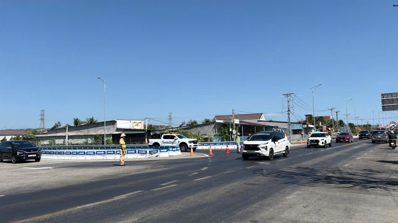 Phòng cảnh sát giao thông công an tỉnh Khánh Hòa điều tiết giao thông từ cao tốc ra quốc lộ 1A, tránh ùn tắc giao thông