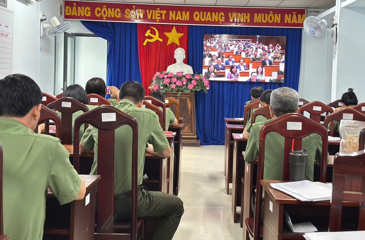Đảng viên Phòng Hồ sơ nghiệp vụ Công an tỉnh tham gia đầy đủ, nghiêm túc Hội nghị toàn quốc nghiên cứu, học tập, quán triệt và triển khai thực hiện Nghị quyết số 79-NQ/TW và Nghị quyết số 80-NQ/TW của Bộ Chính trị