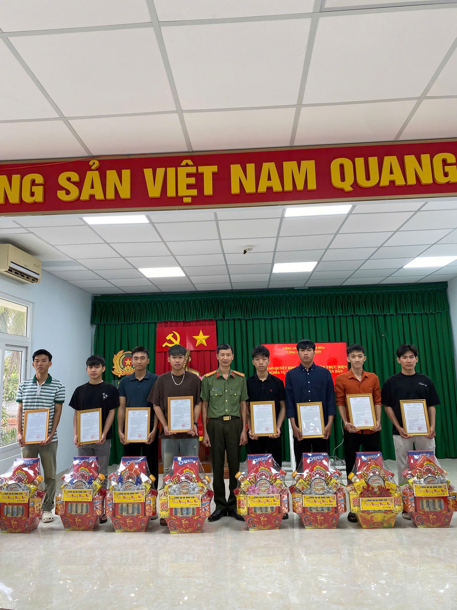 Tuyên dương thanh niên xã Ninh Sơn tình nguyện thực hiện nghĩa vụ tham gia công an nhân dân năm 2026