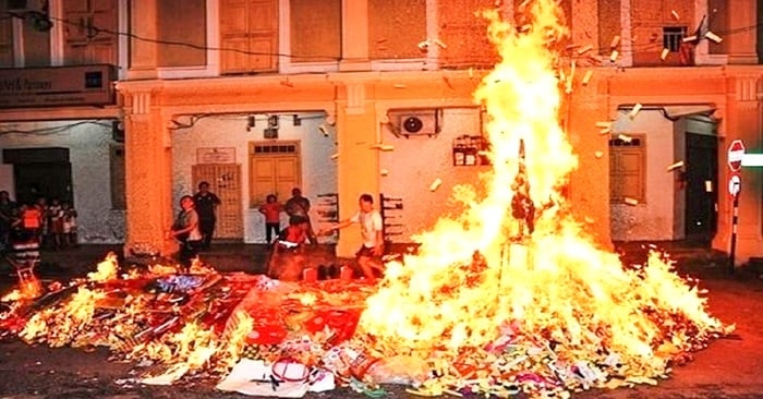 Cảnh giác nguy cơ cháy, nổ từ việc thắp hương, hóa vàng ngày Tết