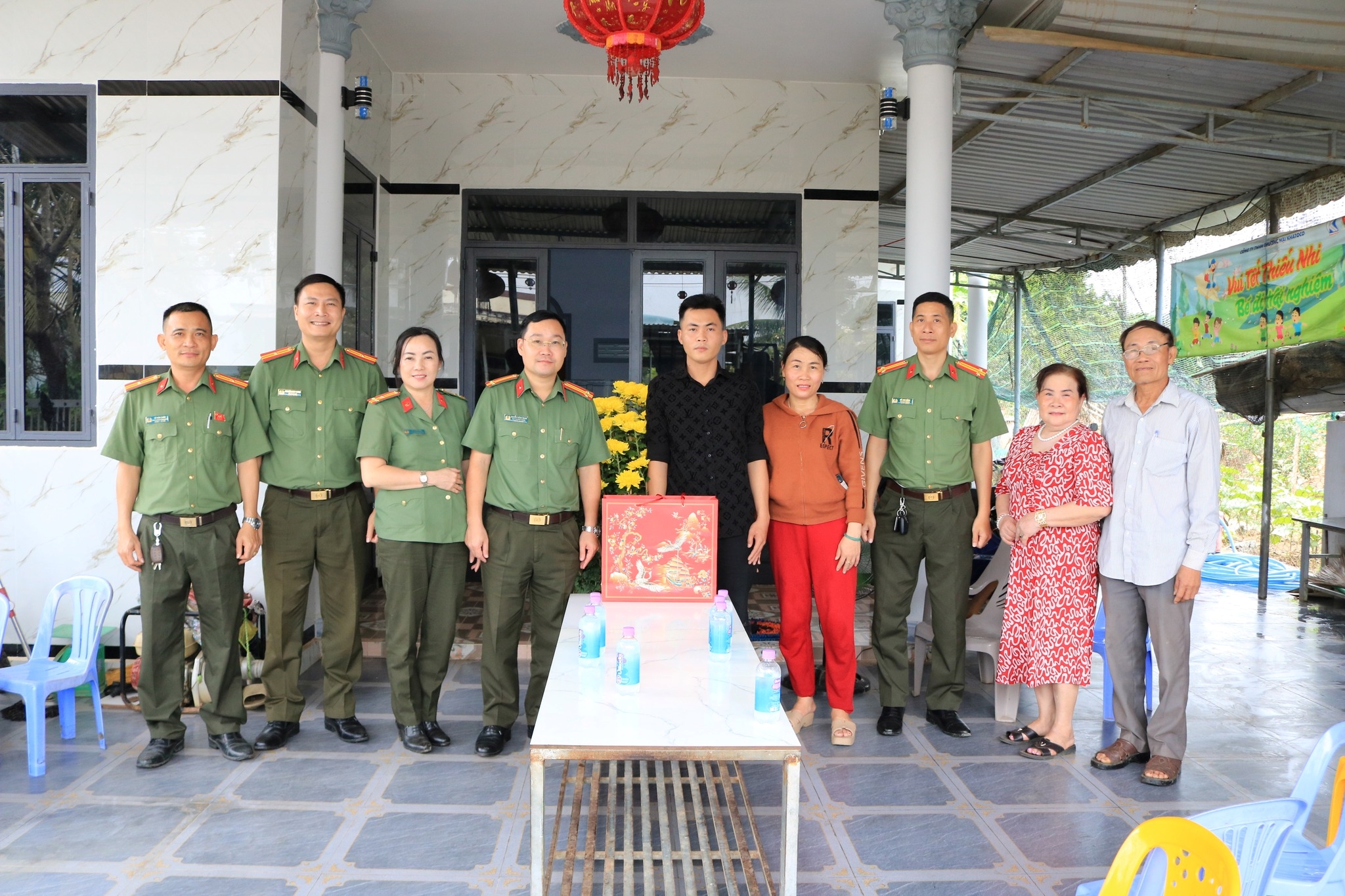 Công an tỉnh Khánh Hòa: Thăm, tặng quà công dân trúng tuyển nghĩa vụ tham gia Công an nhân dân có hoàn cảnh khó khăn