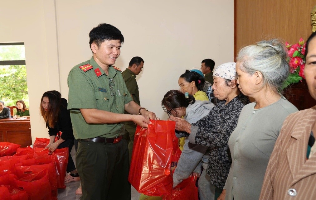 Công an xã Thuận Nam lan tỏa yêu thương dịp Tết Nguyên đán Bính Ngọ 2026