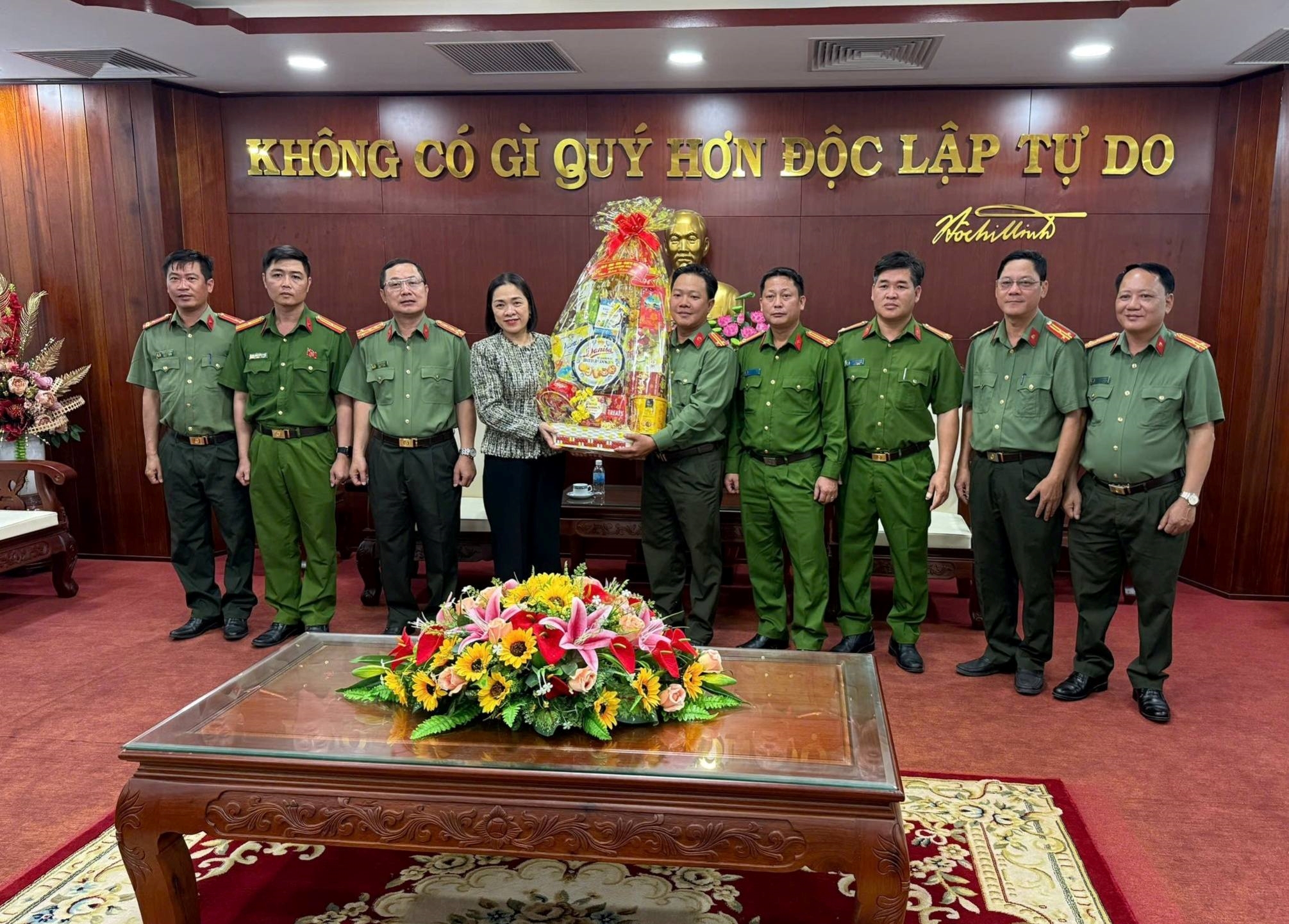 Đồng chí Trần Thu Mai thăm, tặng quà Cơ sở 2 – Công an tỉnh Khánh Hòa