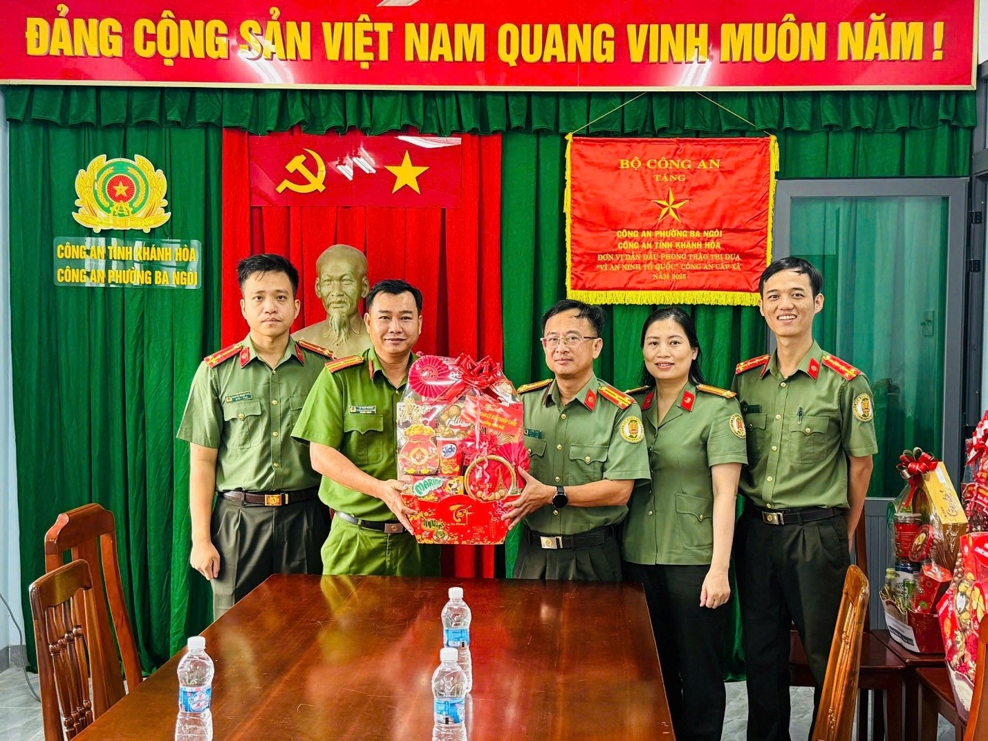 Phòng Quản lý xuất nhập cảnh thăm, chúc tết  lực lượng công an địa bàn an ninh cơ sở