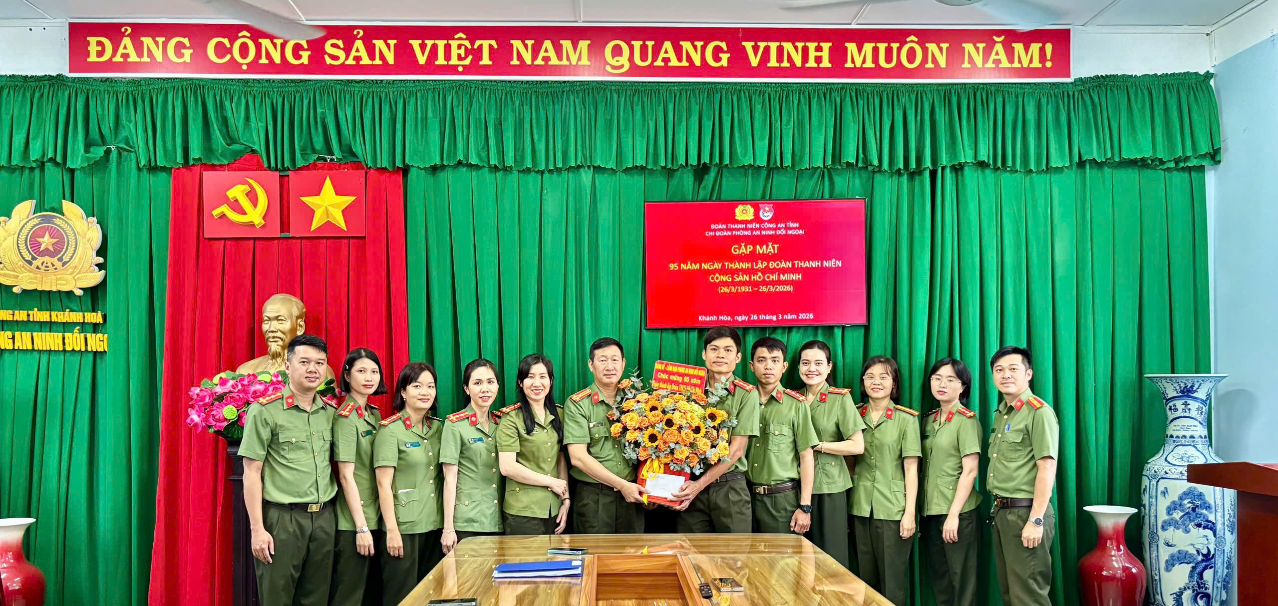 Đảng ủy, Lãnh đạo Phòng An ninh đối ngoại tổ chức gặp mặt và tặng hoa, chúc mừng Đoàn viên, thanh niên