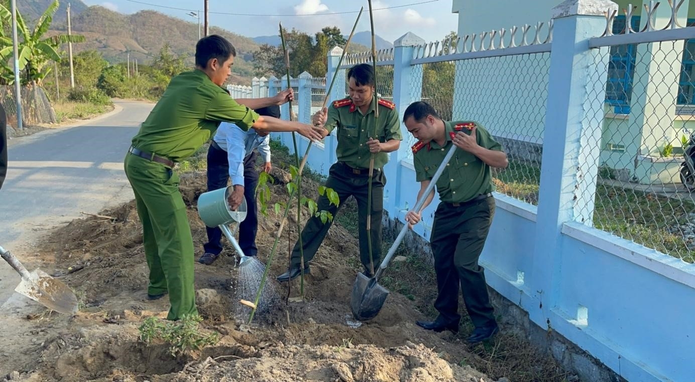 Công an xã Anh Dũng tham gia lễ phát động “Tết trồng cây đời đời nhớ ơn Bác Hồ” năm 2026