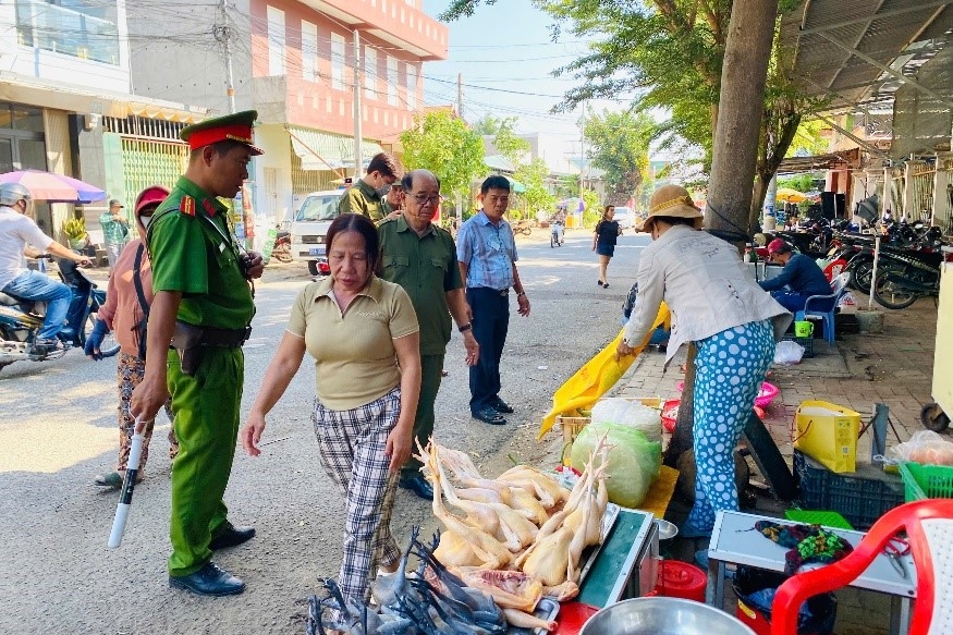 Công an phường Bảo An phối hợp kiểm tra, nhắc nhở đảm bảo trật tự đô thị