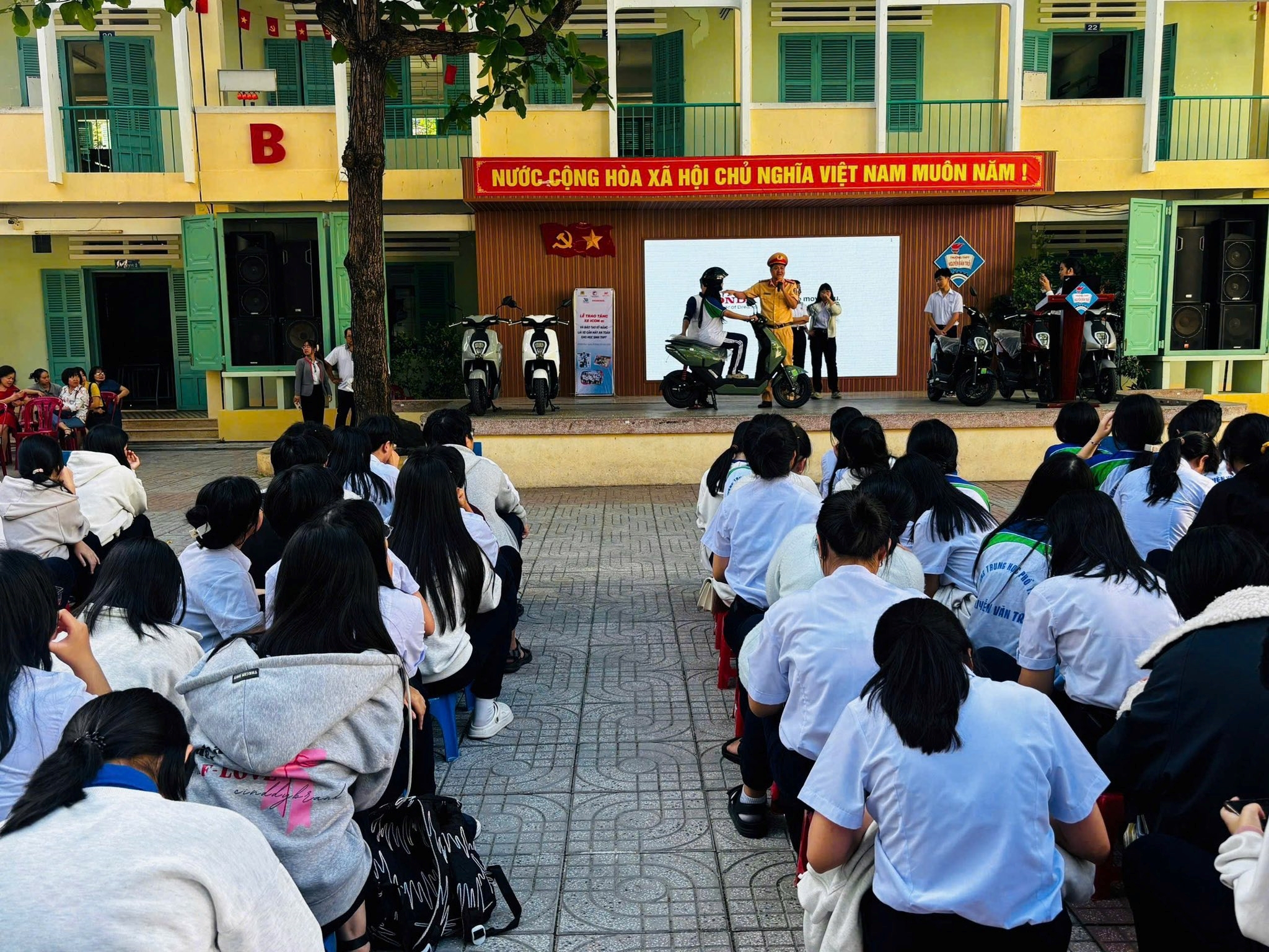 Phòng Cảnh sát giao thông Công an tỉnh Khánh Hoà phối hợp Công ty TNHH TM Huy Tân trao tặng xe máy điện và hướng dẫn cách lái xe an toàn cho học sinh