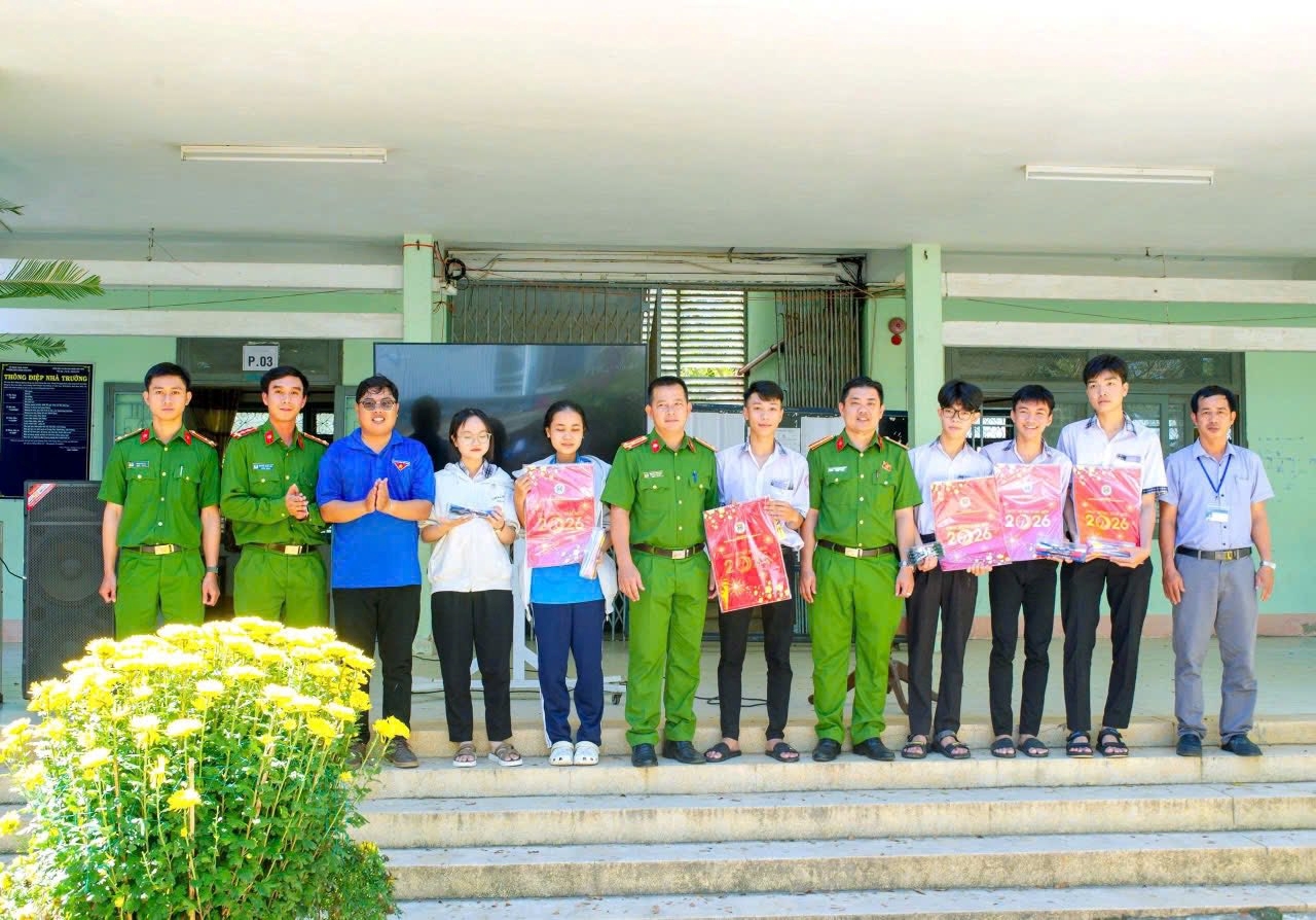 Tuyên truyền pháp luật về ma tuý và phòng chống bạo lực học đường cho hơn 400 học sinh và giáo viên trường THPT Phạm Văn Đồng