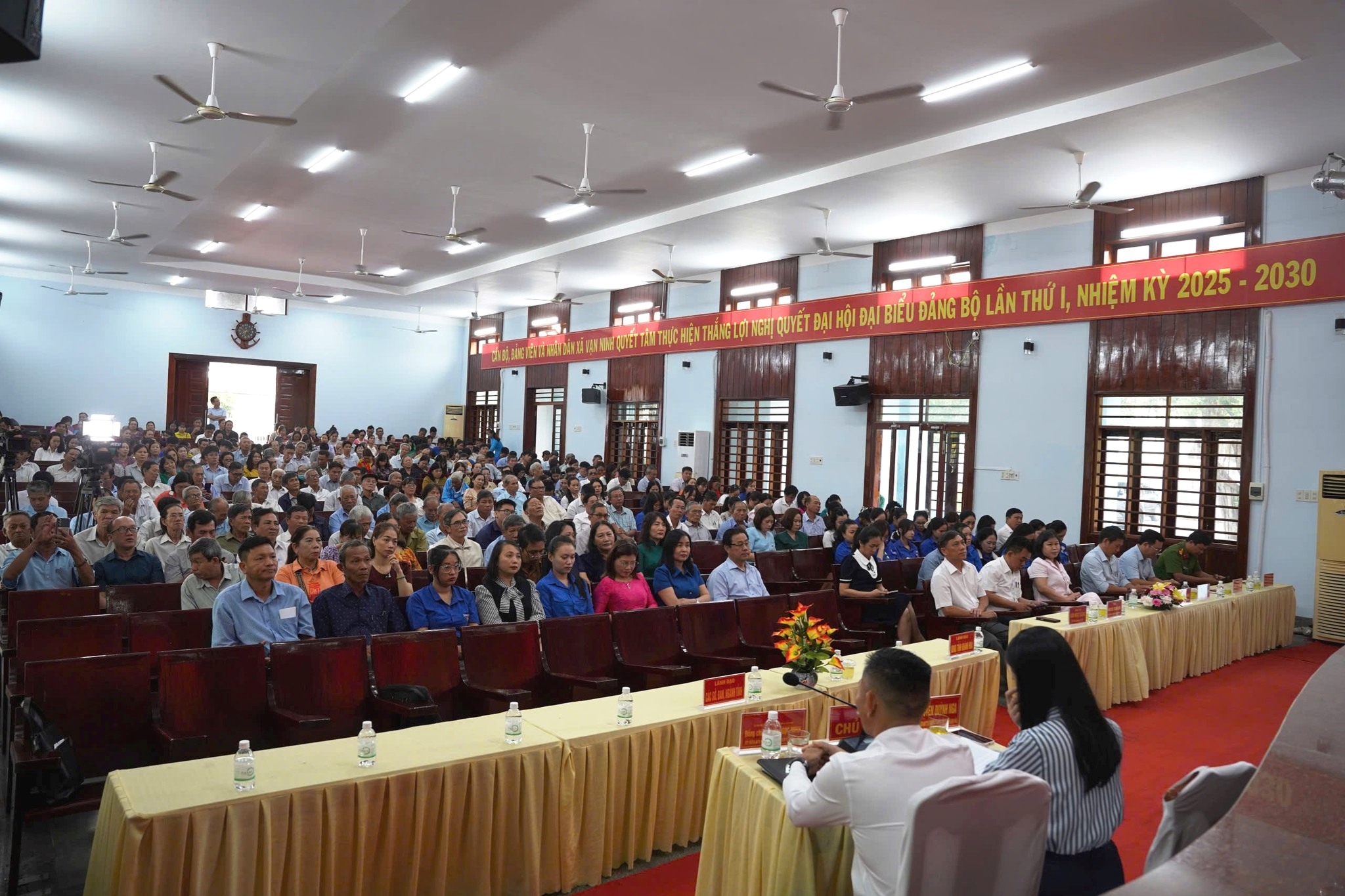 Đơn vị bầu cử số 1 tỉnh Khánh Hòa tiếp xúc cử tri tại xã Vạn Ninh và Vạn Hưng