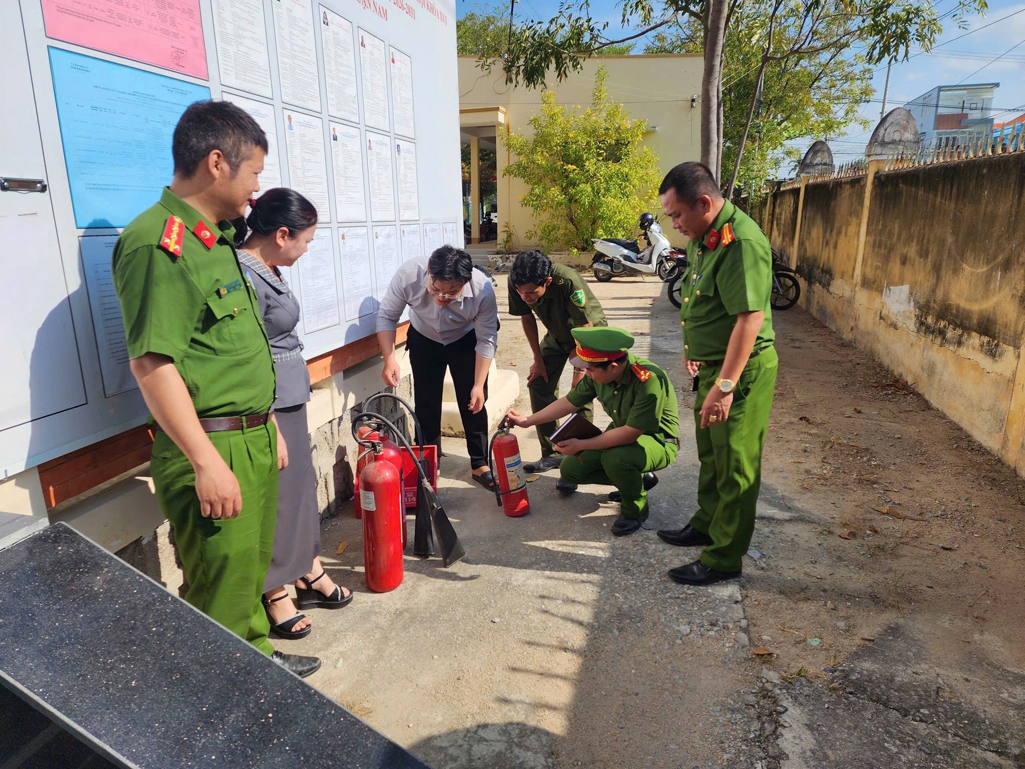 Đội Chữa cháy và cứu nạn, cứu hộ khu vực 6 phối hợp kiểm tra an toàn PCCC tại các điểm bầu cử