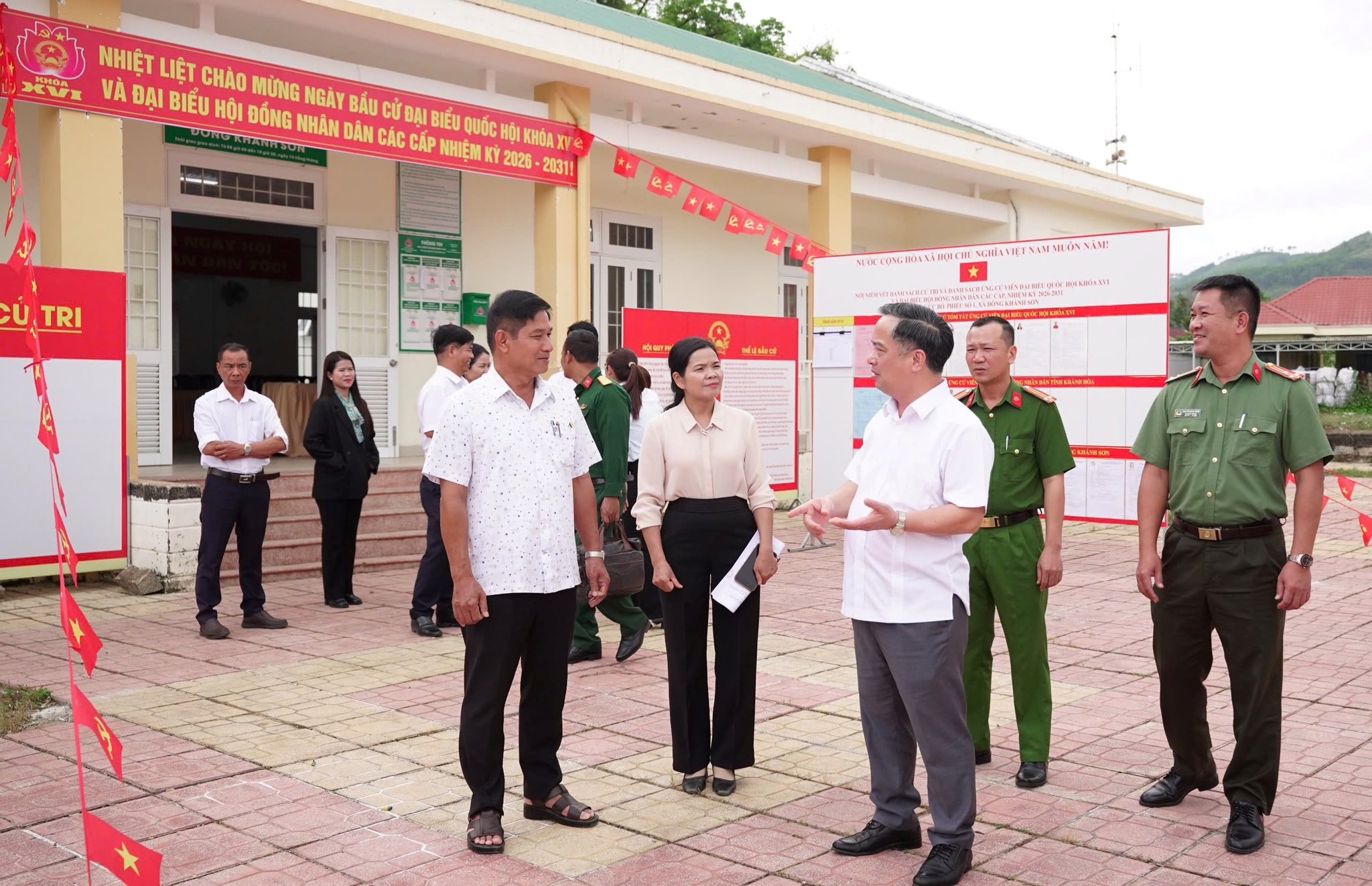 Thiếu tướng Nguyễn Hữu Phước, Ủy viên BTV Tỉnh ủy, Bí thư Đảng ủy, Giám đốc Công an tỉnh kiểm tra công tác chuẩn bị bầu cử tại xã Đông Khánh Sơn
