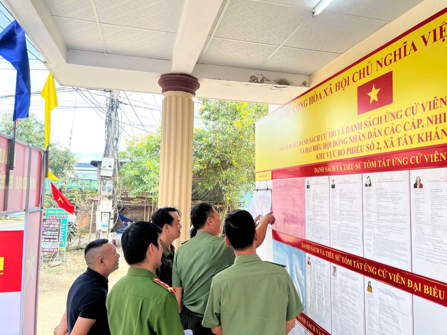 Đại tá Nguyễn Mậu An kiểm tra công tác đảm bảo an ninh trật tự chuẩn bị bầu cử