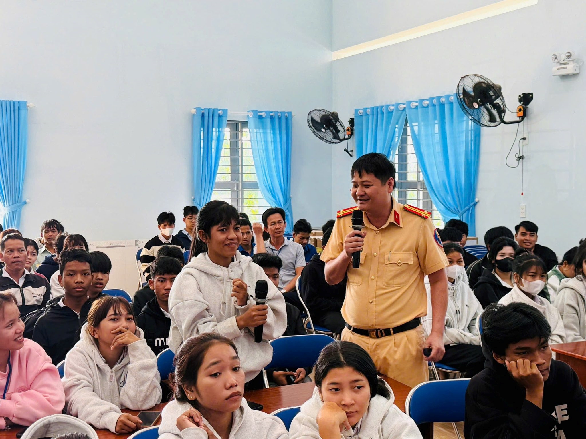 Tuyên truyền pháp luật ATGT tại Trường Trung cấp nghề Dân tộc nội trú Khánh Vĩnh