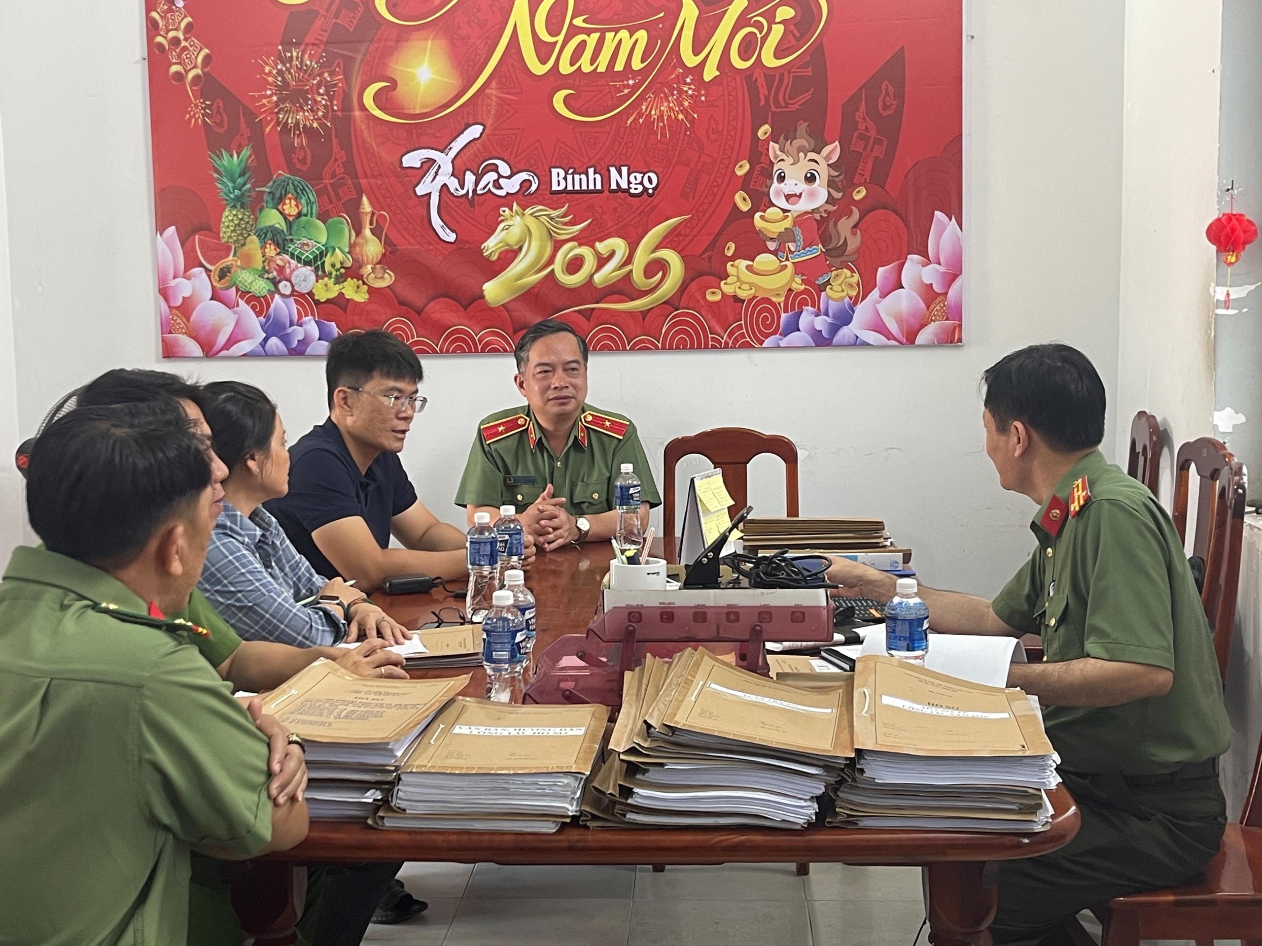 Đoàn công tác do đồng chí Giám đốc công an tỉnh làm trưởng đoàn thăm và làm việc tại công an xã Cà Ná