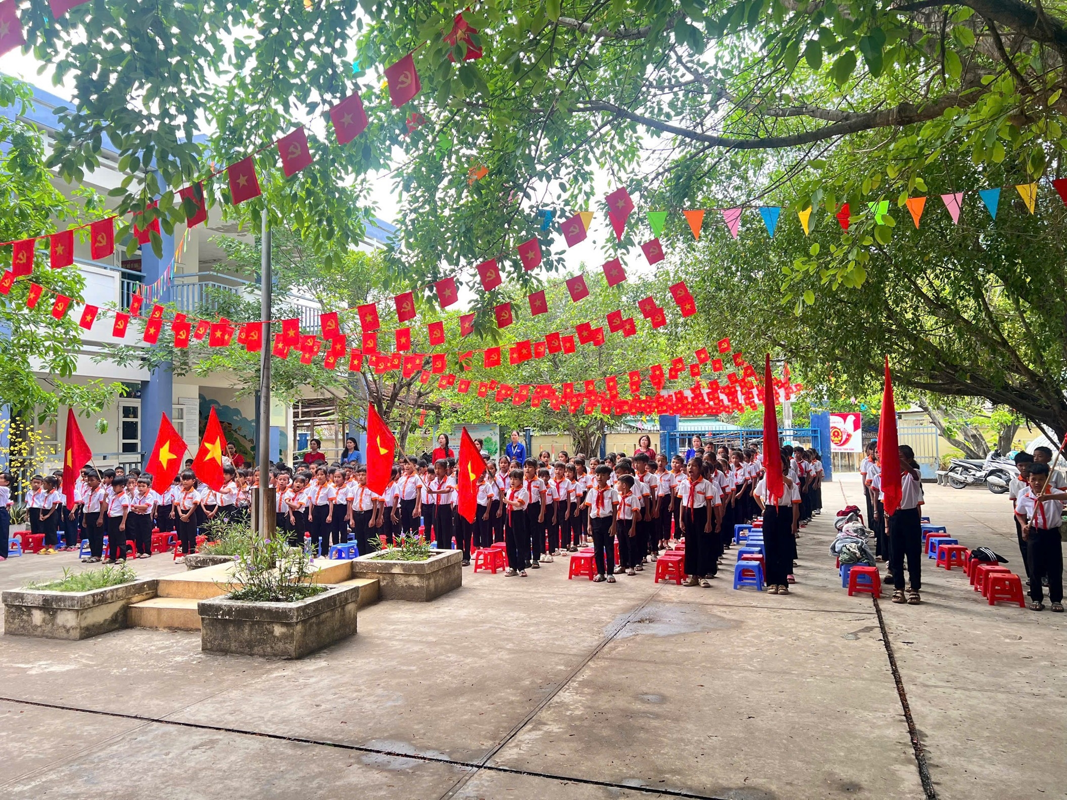 Chi đoàn Công an xã Công Hải: Gieo mầm hy vọng qua học bổng “Tiếp sức em đến trường” tại Trường TH-THCS Phước Chiến