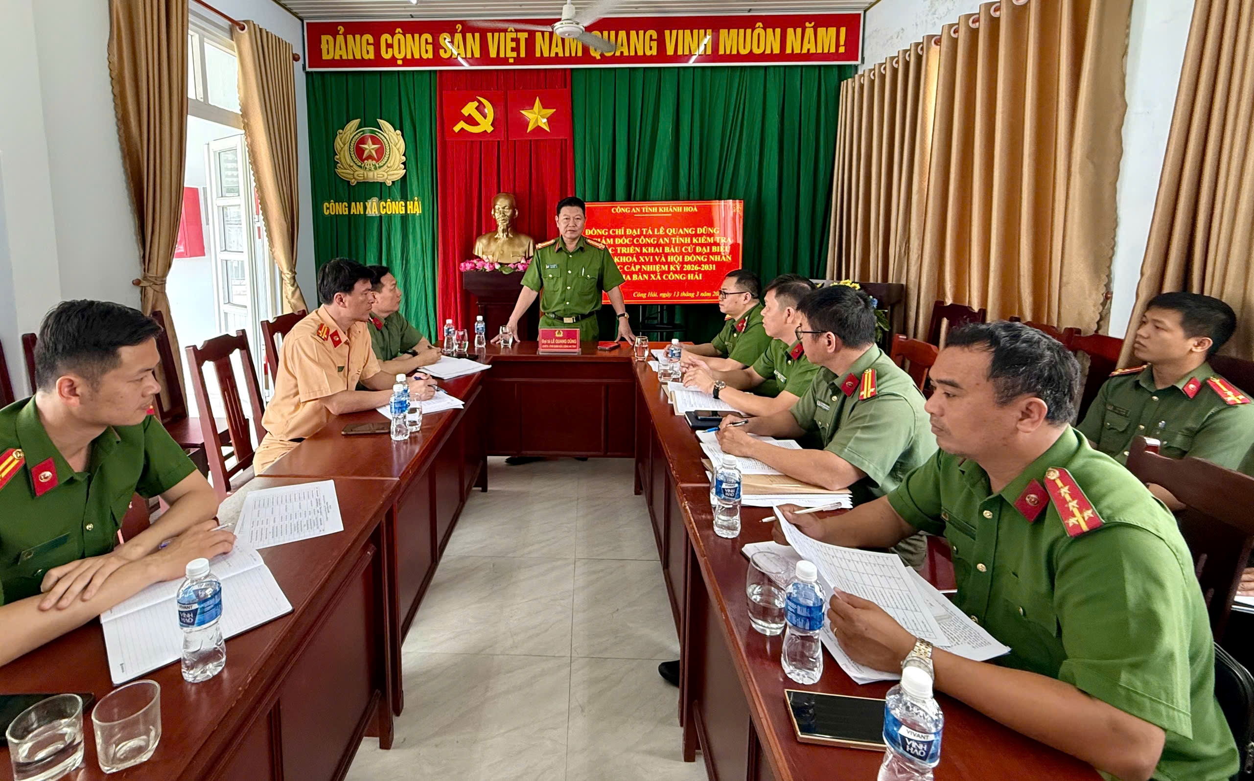 Đồng chí Đại tá Lê Quang Dũng, Phó Giám đốc Công an tỉnh kiểm tra công tác đảm bảo an ninh, trật tự phục vụ bầu cử tại xã Công Hải