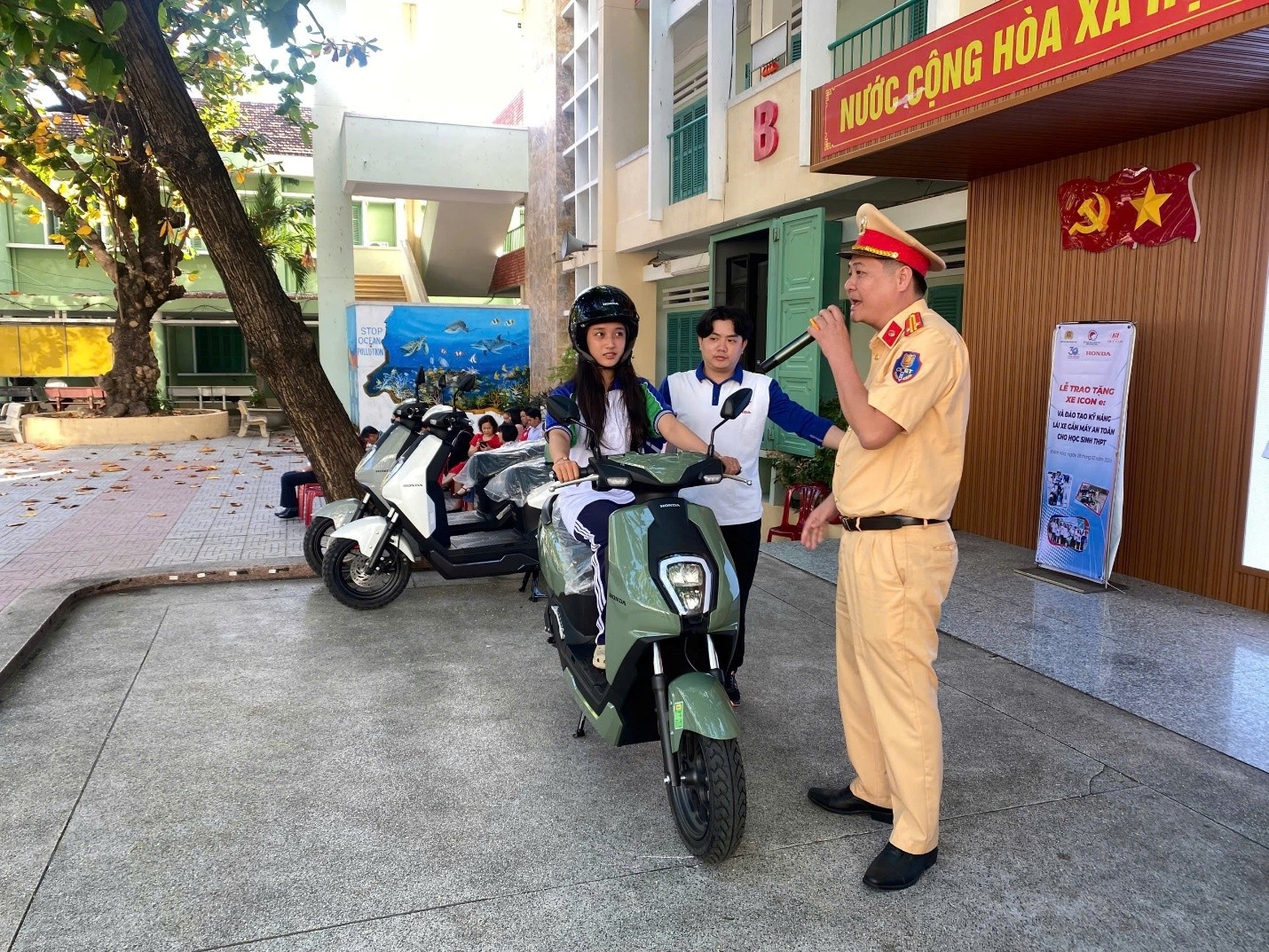 Chương trình trao tặng xe máy điện và hướng dẫn cách lái xe an toàn cho học sinh trường THPT Nguyễn Văn Trỗi