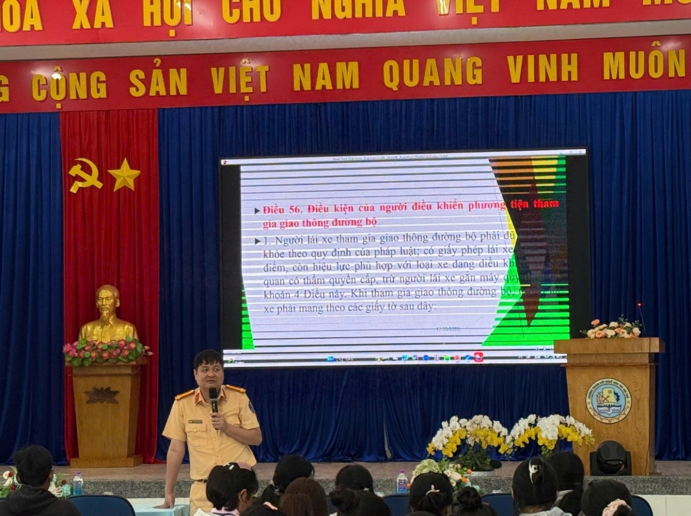 Tuyên truyền luật trật tự an toàn giao thông đường bộ tại Trường Trung cấp nghề dân tộc nội trú Khánh Vĩnh