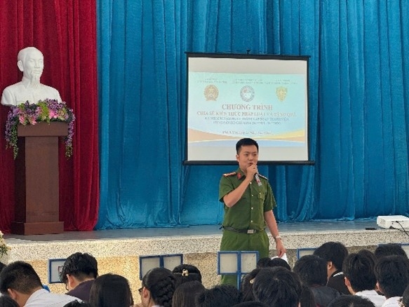 Phòng Cảnh sát kinh tế tuyên truyền, phổ biến kiến thức pháp luật tại Trường THPT chuyên Lê Quý Đôn, phường Nam Nha Trang