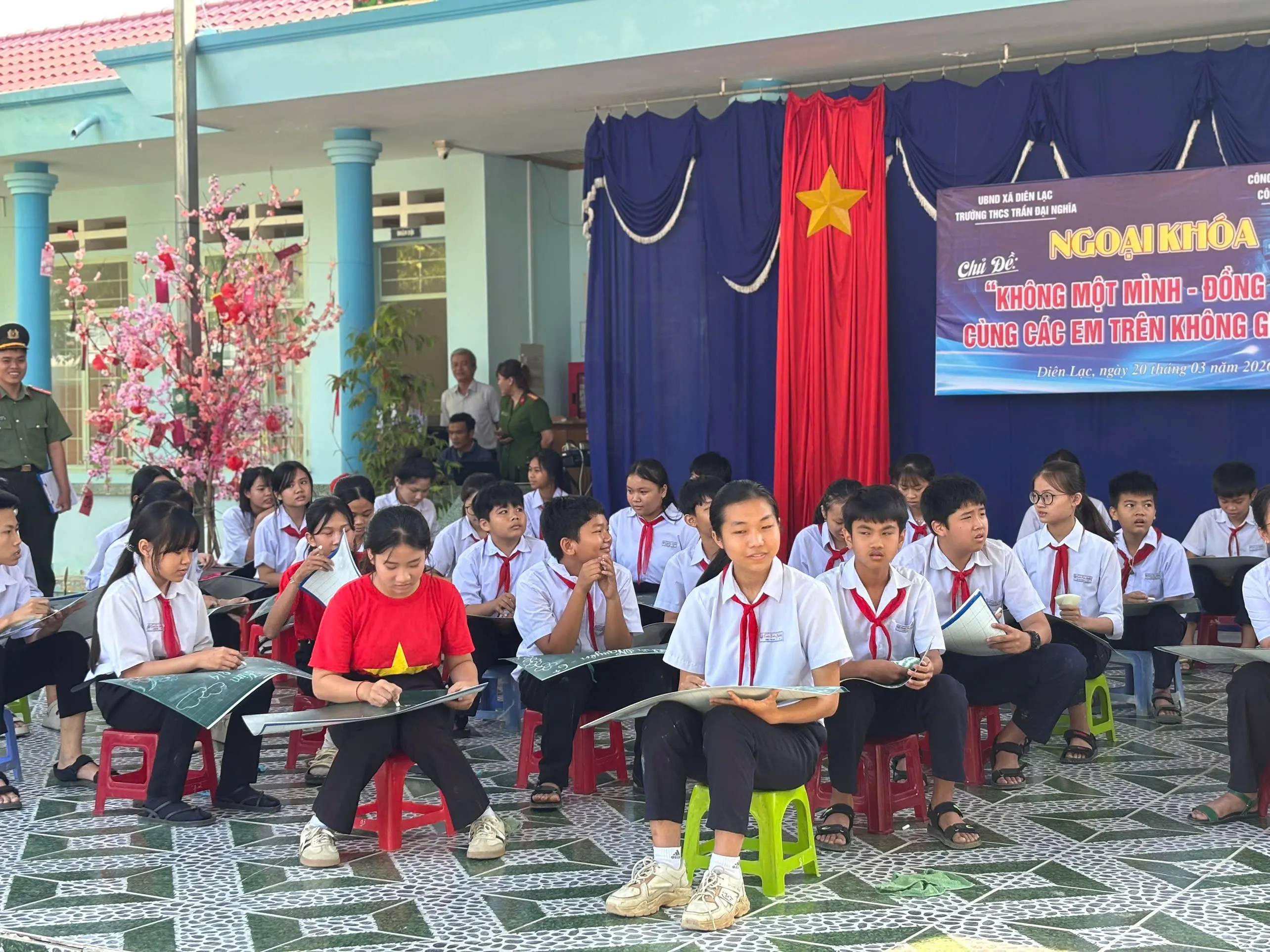 Công an xã Diên Lạc phối hợp Trường trung học cơ sở Trần Đại Nghĩa sôi nổi hội thi “rung chuông vàng”