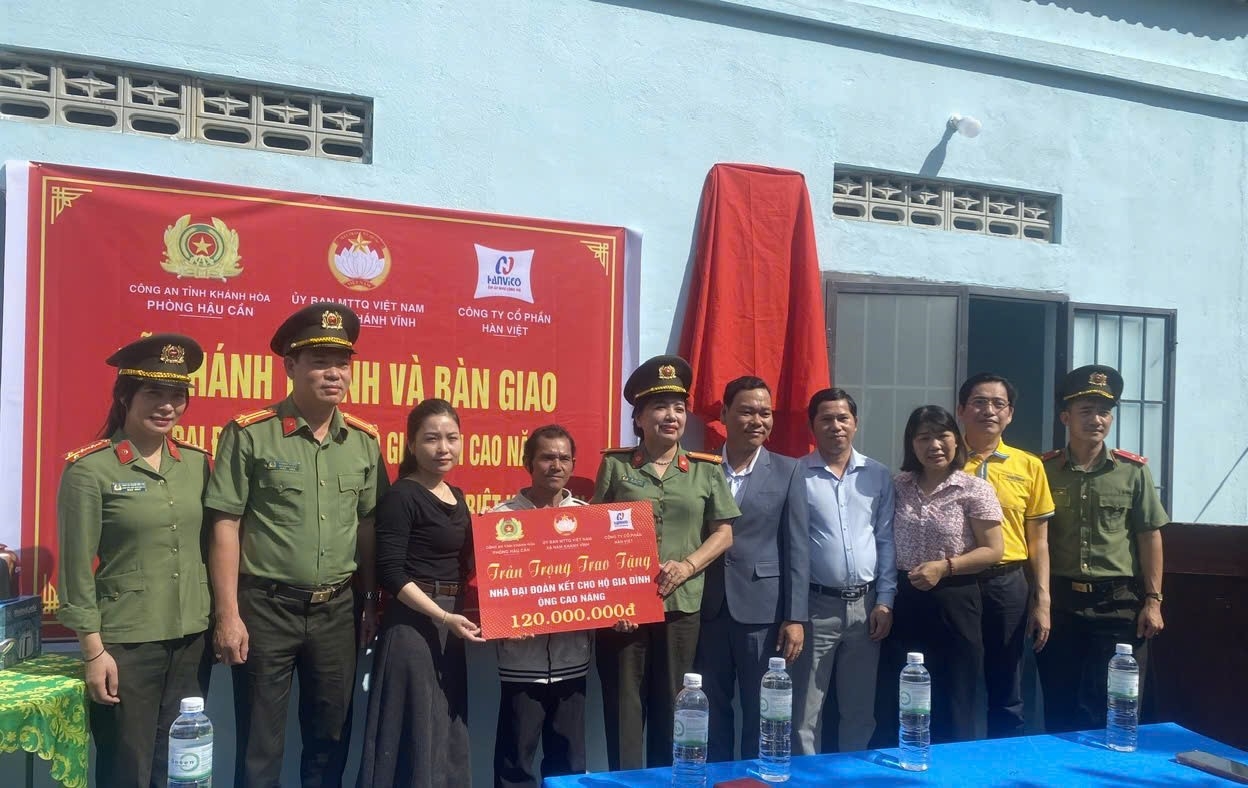 : Phòng Hậu cần - Công an tỉnh Khánh Hòa tổ chức trao tặng nhà đại đoàn kết cho hộ gia đình ông Cao Năng, xã Nam Khánh Vĩnh