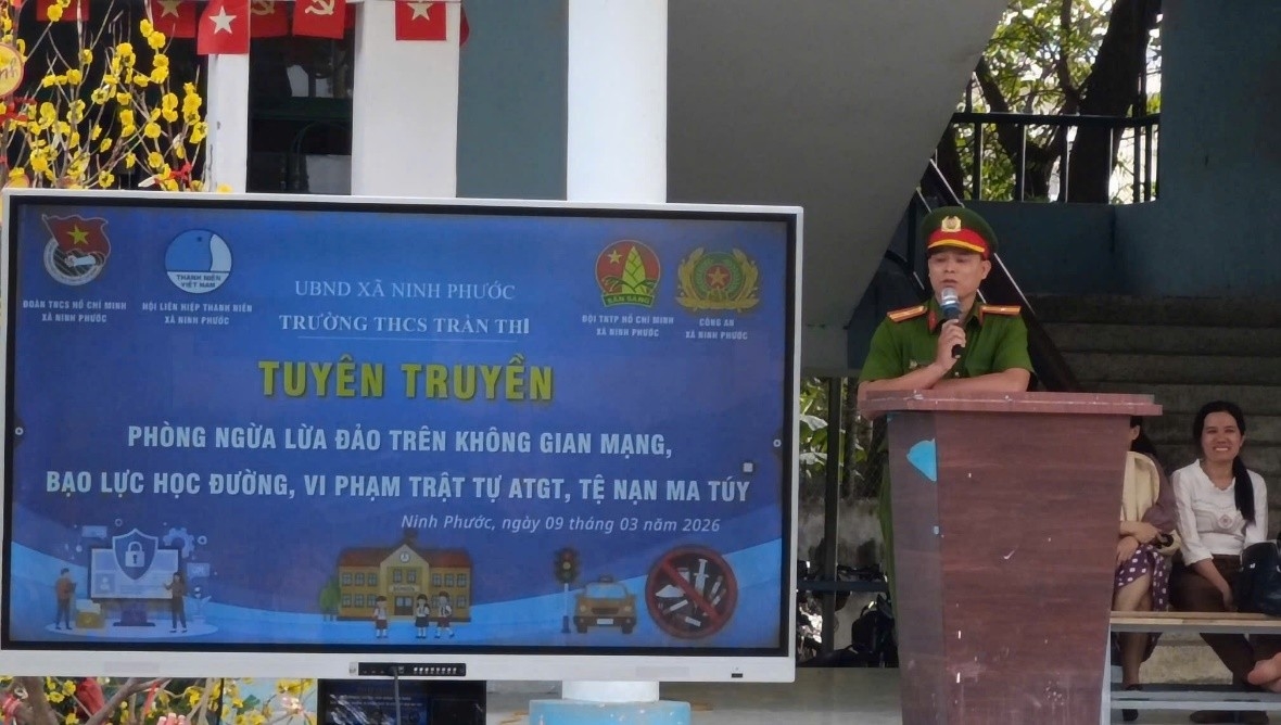 Công an xã Ninh Phước tuyên truyền phòng ngừa tội phạm và vi phạm pháp luật cho học sinh