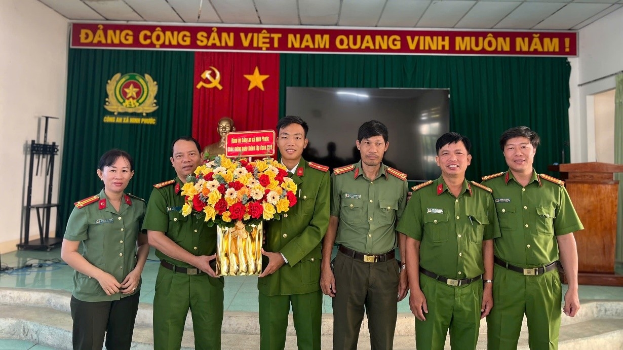 Đảng uỷ, Chỉ huy Công an xã Ninh Phước tặng hoa chúc mừng Chi đoàn nhân kỷ niệm 95 năm Ngày thành lập Đoàn TNCS Hồ Chí Minh