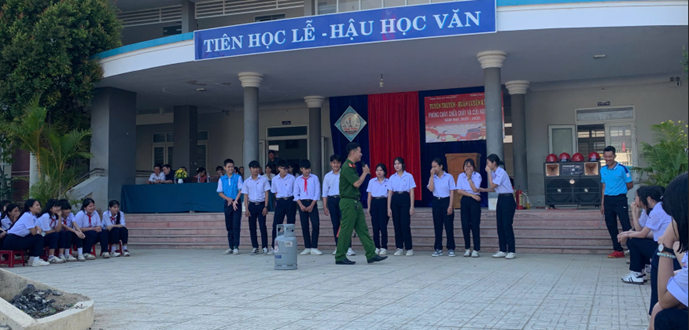 Tuyên truyền, trải nghiệm kỹ năng phòng cháy, chữa cháy và cứu nạn, cứu hộ tại Trường THCS Trịnh Phong