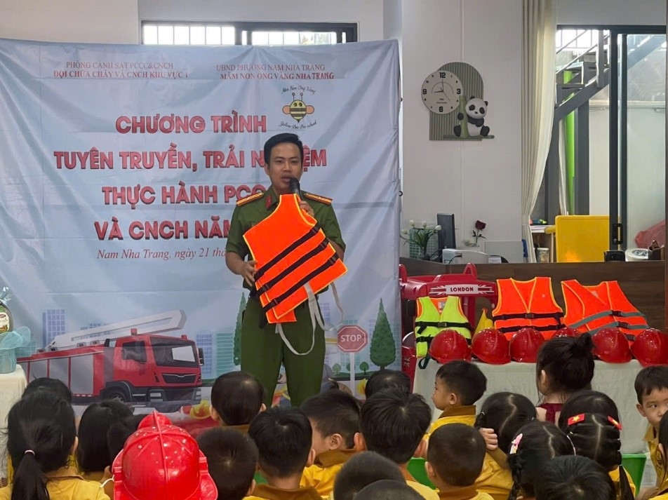 Tuyên truyền, trải nghiệm về phòng cháy, chữa cháy và cứu nạn cứu hộ tại Trường Mầm non Ong Vàng Nha Trang