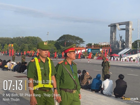 Lực lượng cảnh sát trật tự tuần tra, kiểm soát đảm bảo an ninh trật tự trước, trong và sau  lễ giao nhận quân năm 2026