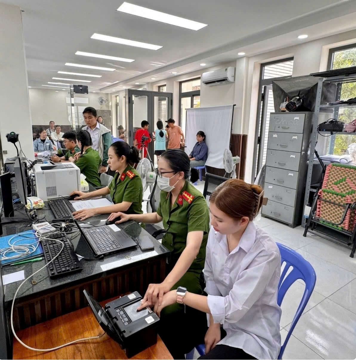 Phụ nữ Phòng cảnh sát Quản lý hành chính về trật tự xã hội những bông hoa thầm lặng giữ bình yên cuộc sống