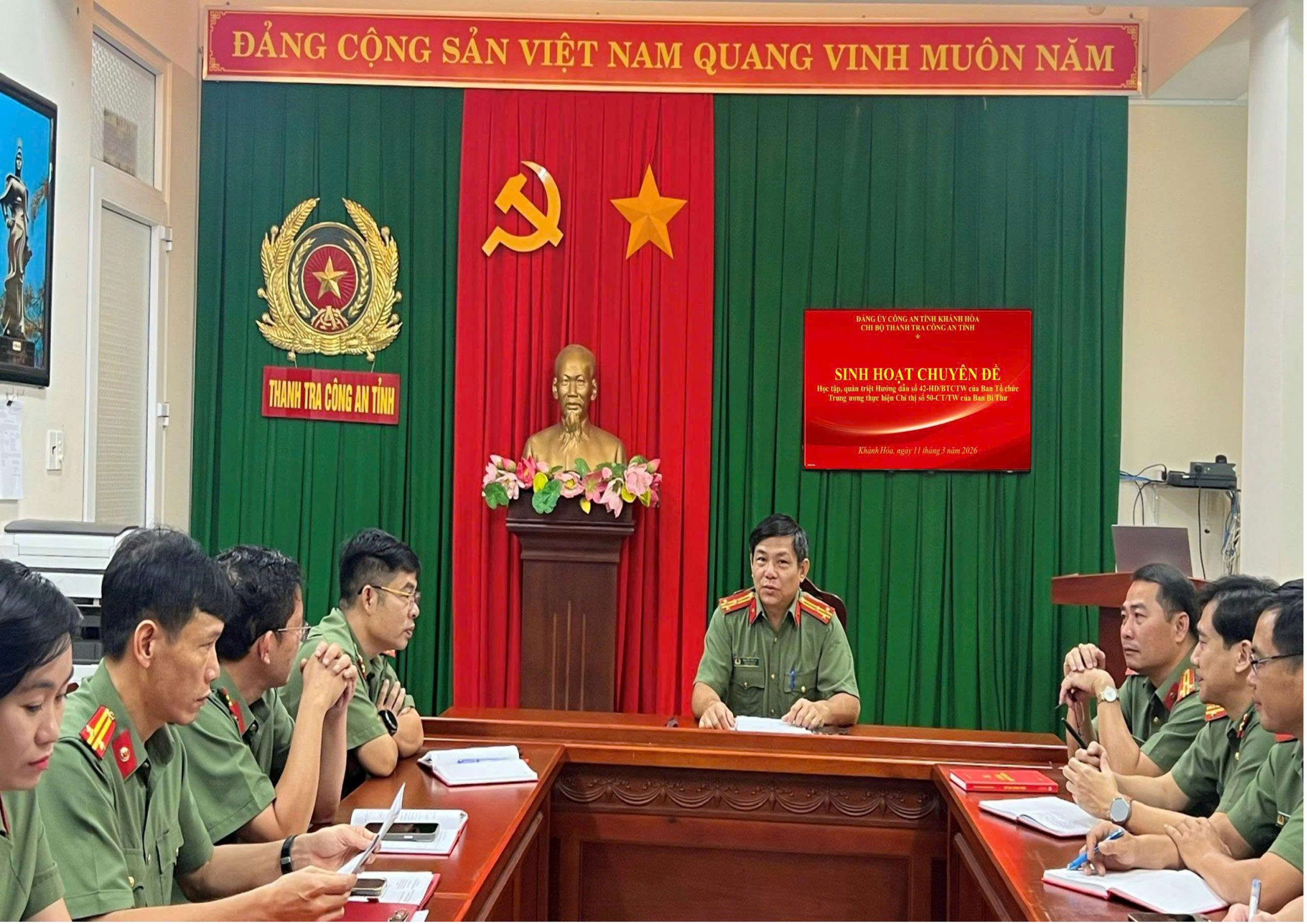 Thanh tra Công an tỉnh tổ chức sinh hoạt chuyên đề với chủ đề “Tiếp tục đổi mới và nâng cao chất lượng sinh hoạt chi bộ trong giai đoạn mới”.