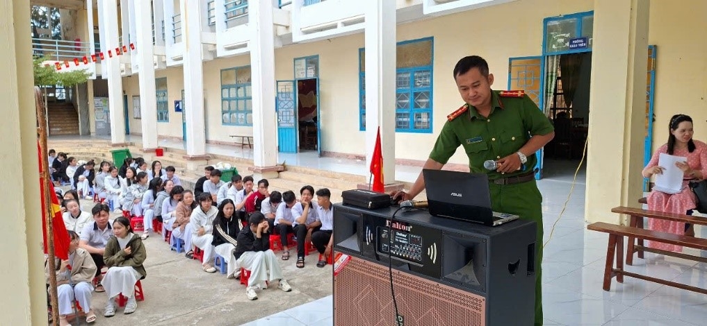 Công an xã Xuân Hải tổ chức tuyên truyền phòng, chống ma túy trong học đường tại trường THPT Tôn Đức Thắng