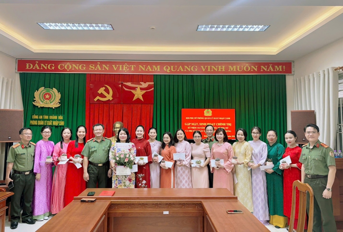 Hội Phụ nữ Phòng Quản lý xuất nhập cảnh tổ chức hoạt động  kỷ niệm Ngày Quốc tế Phụ nữ