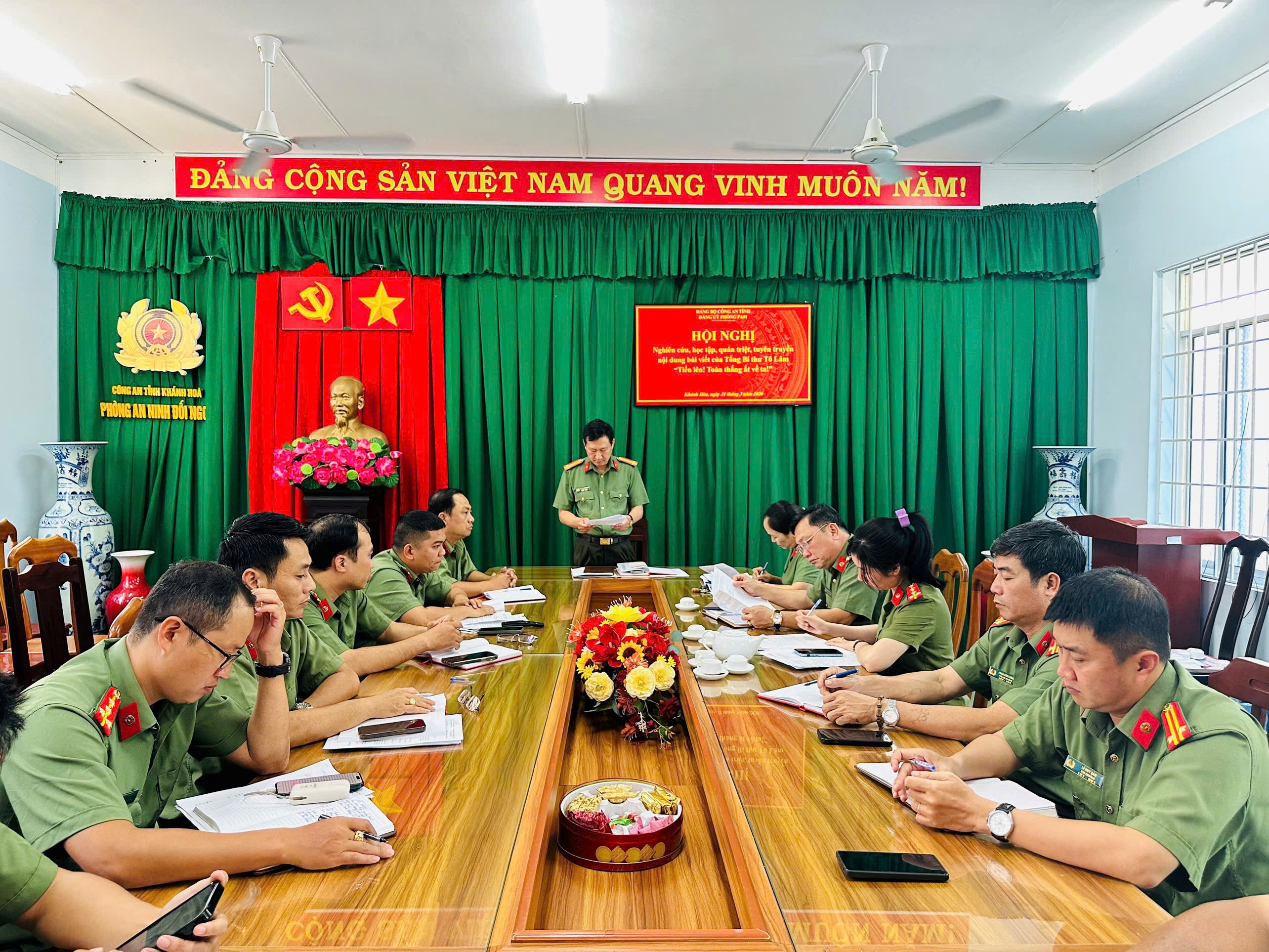 Đảng bộ Phòng An ninh Đối ngoại tổ chức nghiên cứu, học tập, quán triệt, tuyên truyền nội dung bài viết của Tổng Bí thư Tô Lâm  “Tiến lên! Toàn thắng ắt về ta!”