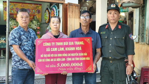 Đoàn công tác thăm viếng, trao kinh phí hỗ trợ gia đình đồng chí Thiếu tá Nguyễn Xuân Hải