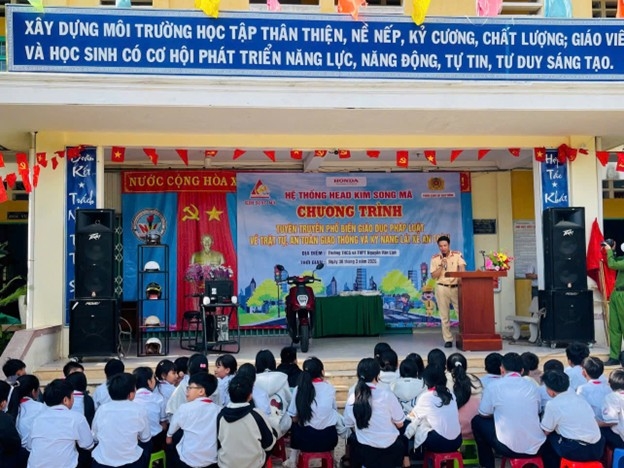 Tuyên truyền, phổ biến kiến thức pháp luật về trật tự, an toàn giao thông cho học sinh trường THPT Nguyễn Văn Linh